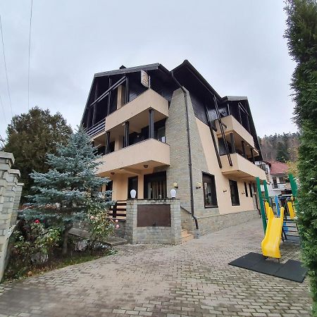 Pensiunea Public House Buşteni Exteriér fotografie