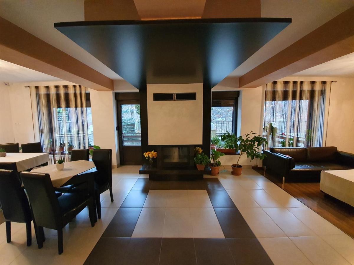 Pensiunea Public House Buşteni Exteriér fotografie